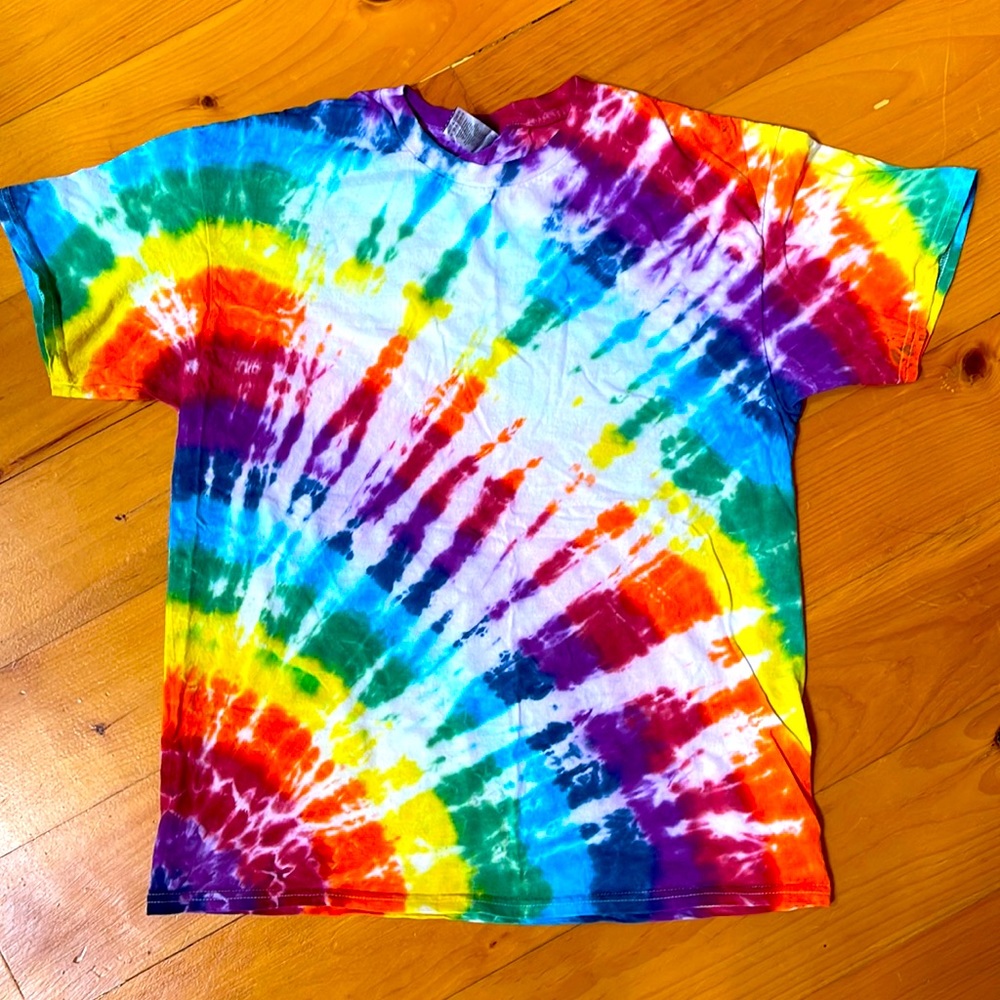 TIE DYE T-shirt ARTISAN. brand new.